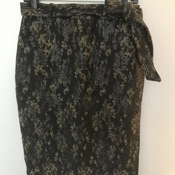 Banana Republic pencil skirt (NWT, size 4) - Picture 7 of 11